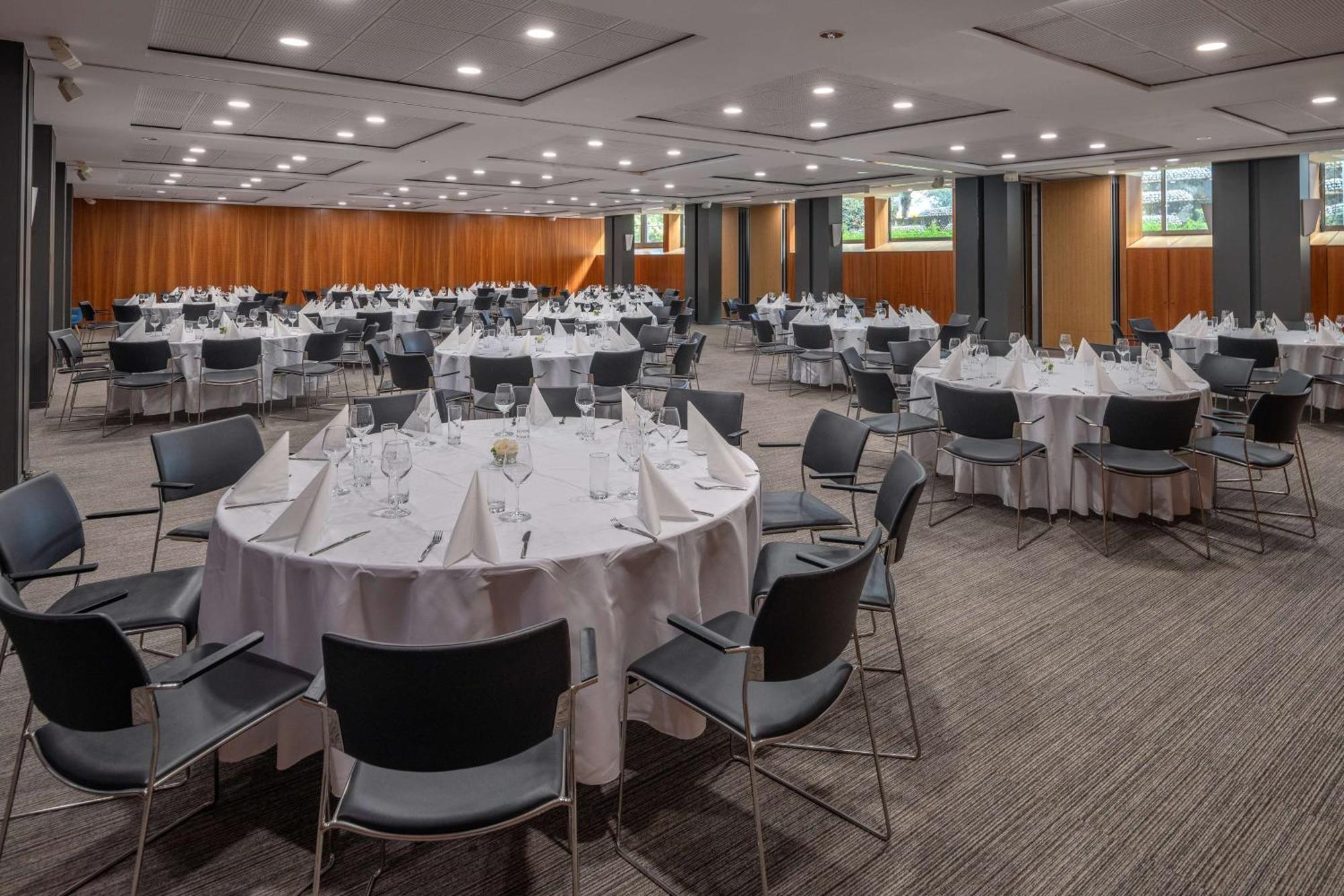 Отель Doubletree By Hilton Paris Буживаль Экстерьер фото
