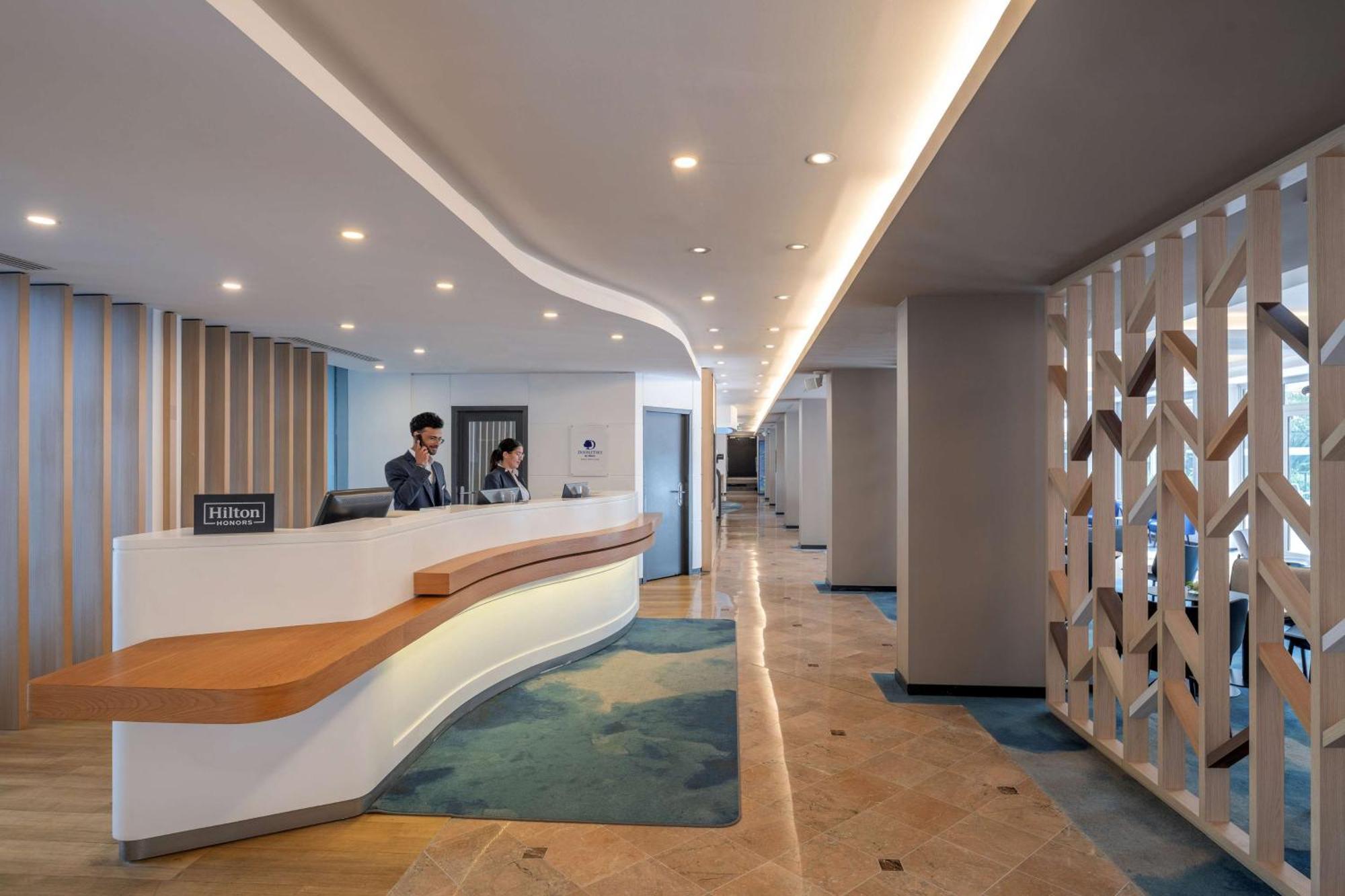 Отель Doubletree By Hilton Paris Буживаль Экстерьер фото