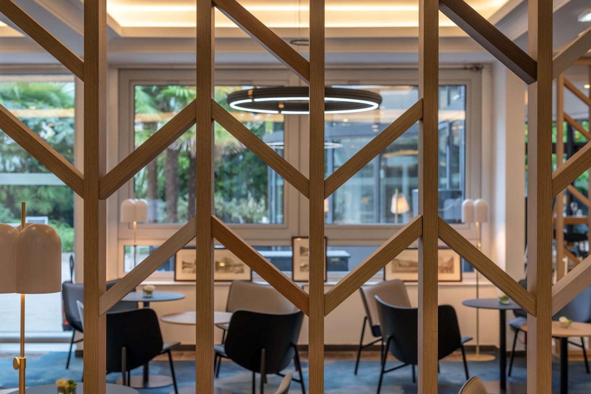 Отель Doubletree By Hilton Paris Буживаль Экстерьер фото